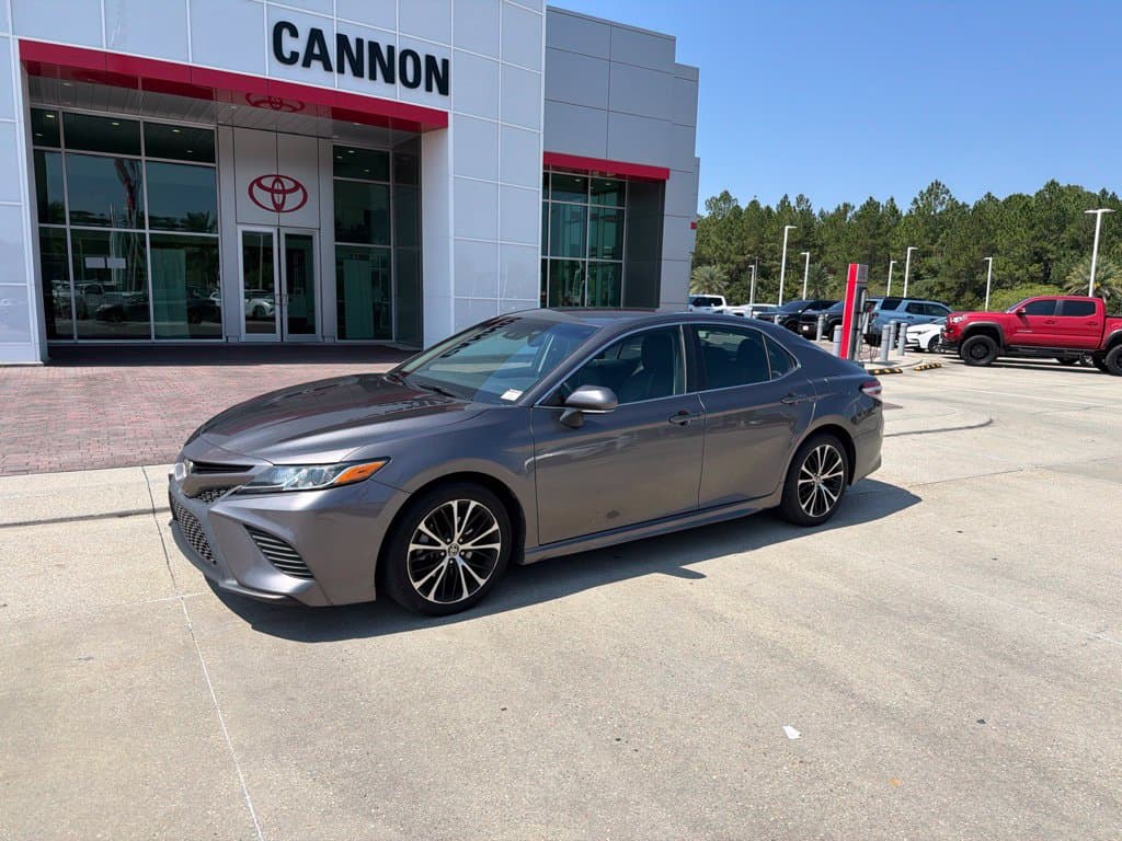 2020 Toyota Camry SE — photo 1 of 13