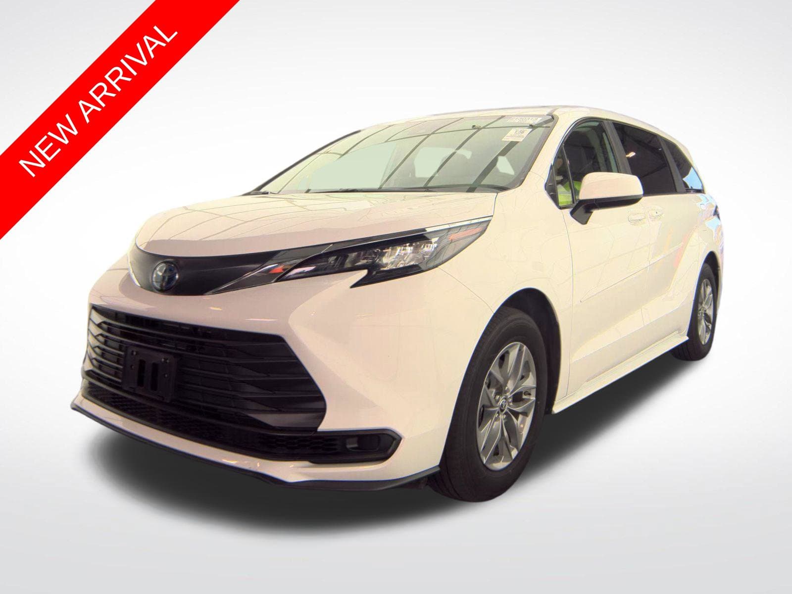 2024 Toyota Sienna LE — photo 1 of 13