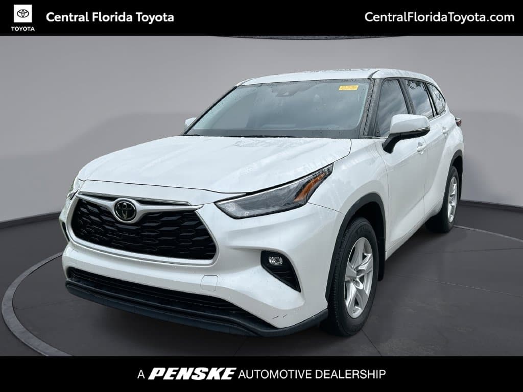 2024 Toyota Highlander LE — photo 1 of 32
