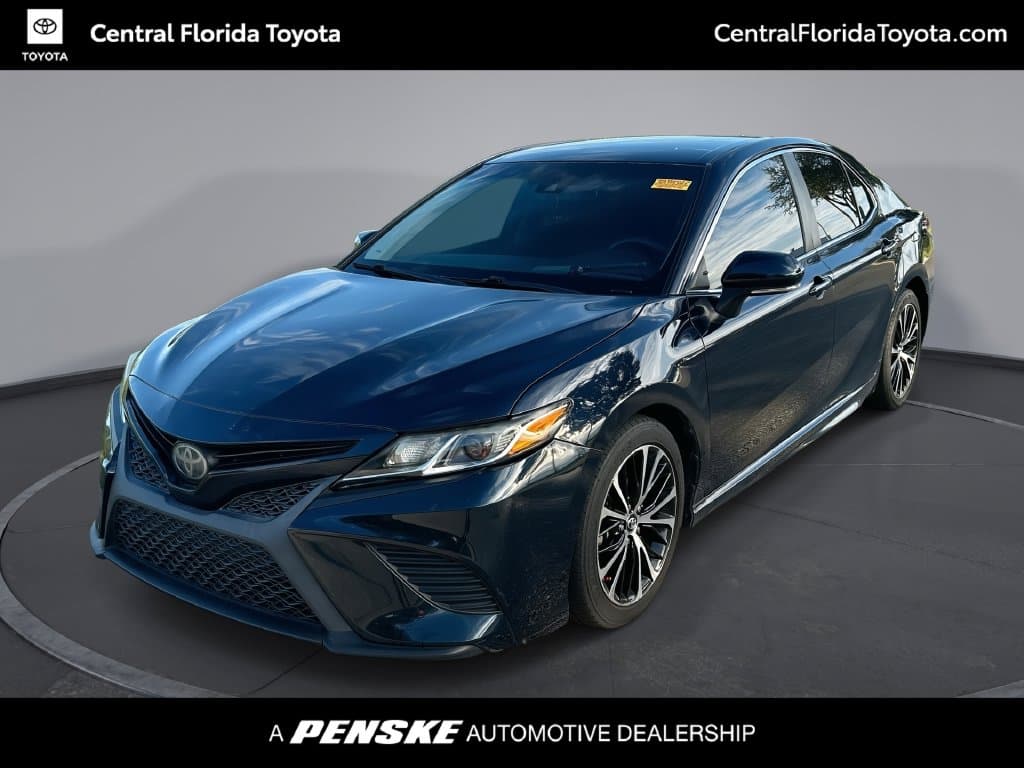 2018 Toyota Camry SE — photo 1 of 33