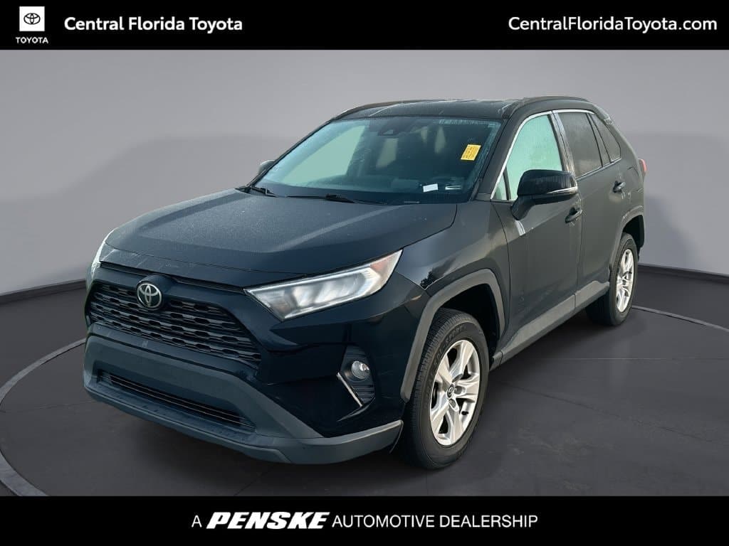 2020 Toyota RAV4 XLE — photo 1 of 33