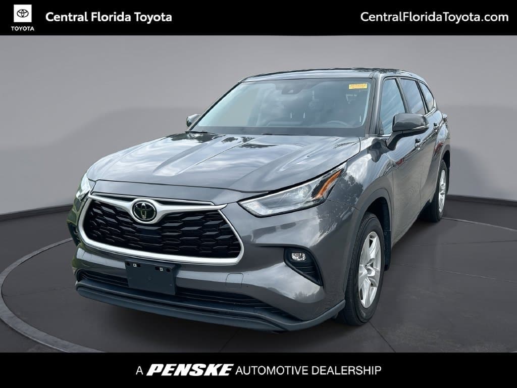 2024 Toyota Highlander LE — photo 1 of 32