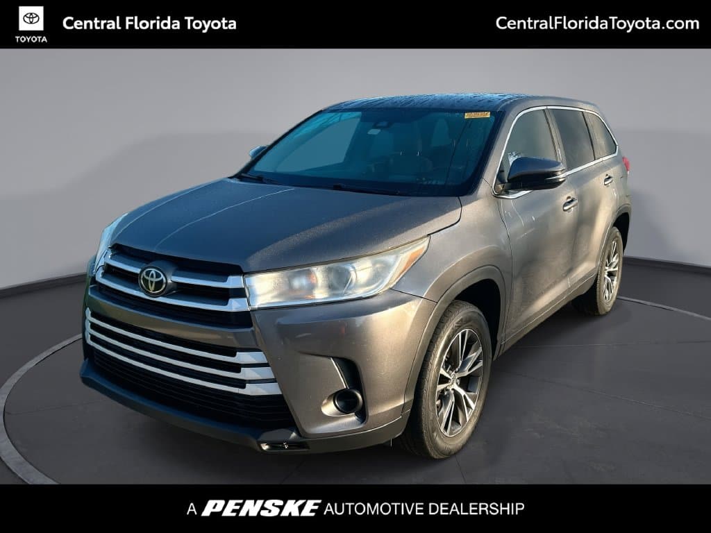 2019 Toyota Highlander LE — photo 1 of 32