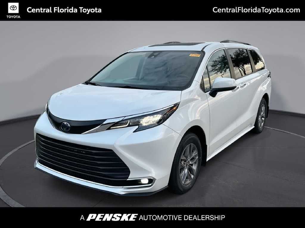 2024 Toyota Sienna XLE — photo 1 of 35