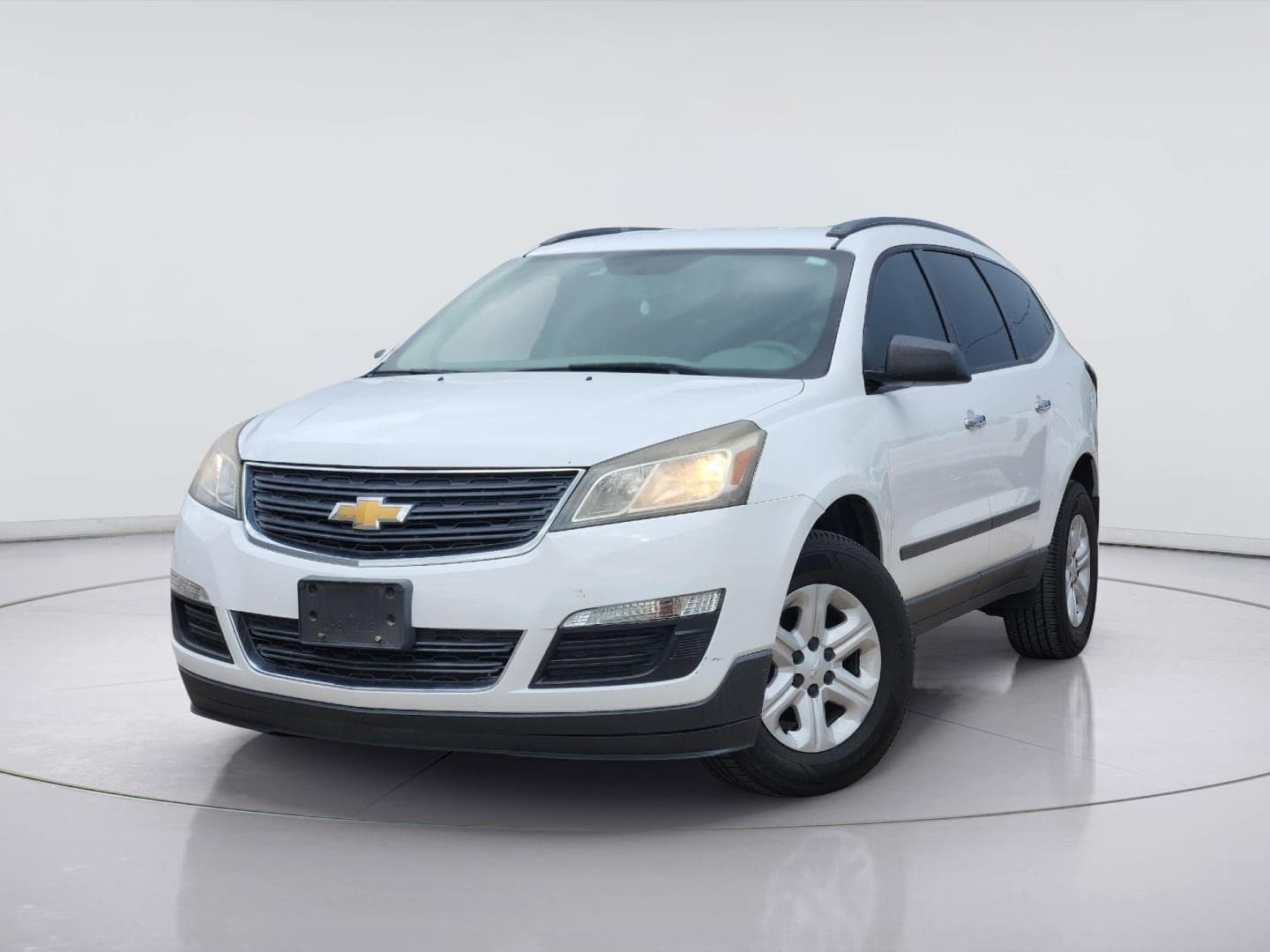 2017 Chevrolet Traverse LS — photo 1 of 33