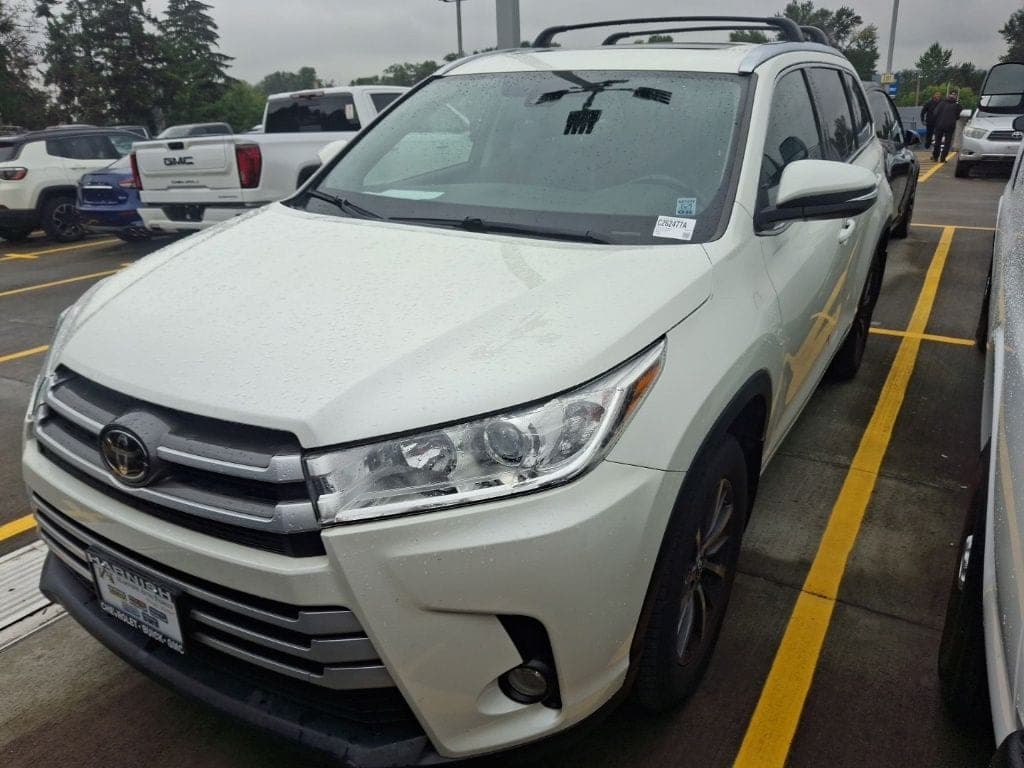 2018 Toyota Highlander SE — photo 1 of 15