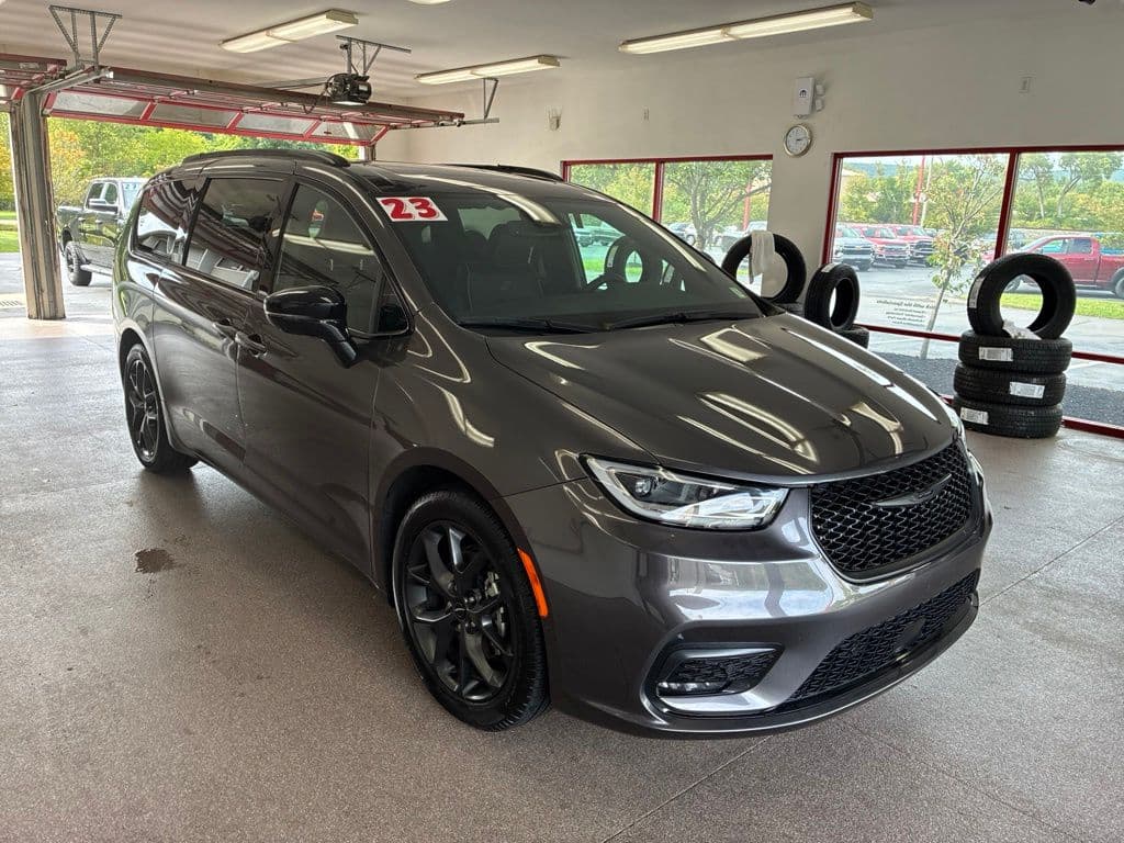 2023 Chrysler Pacifica Limited — photo 1 of 67