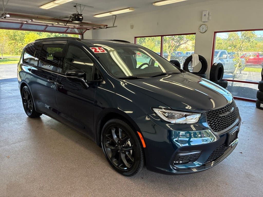 2025 Chrysler Pacifica Limited — photo 1 of 69