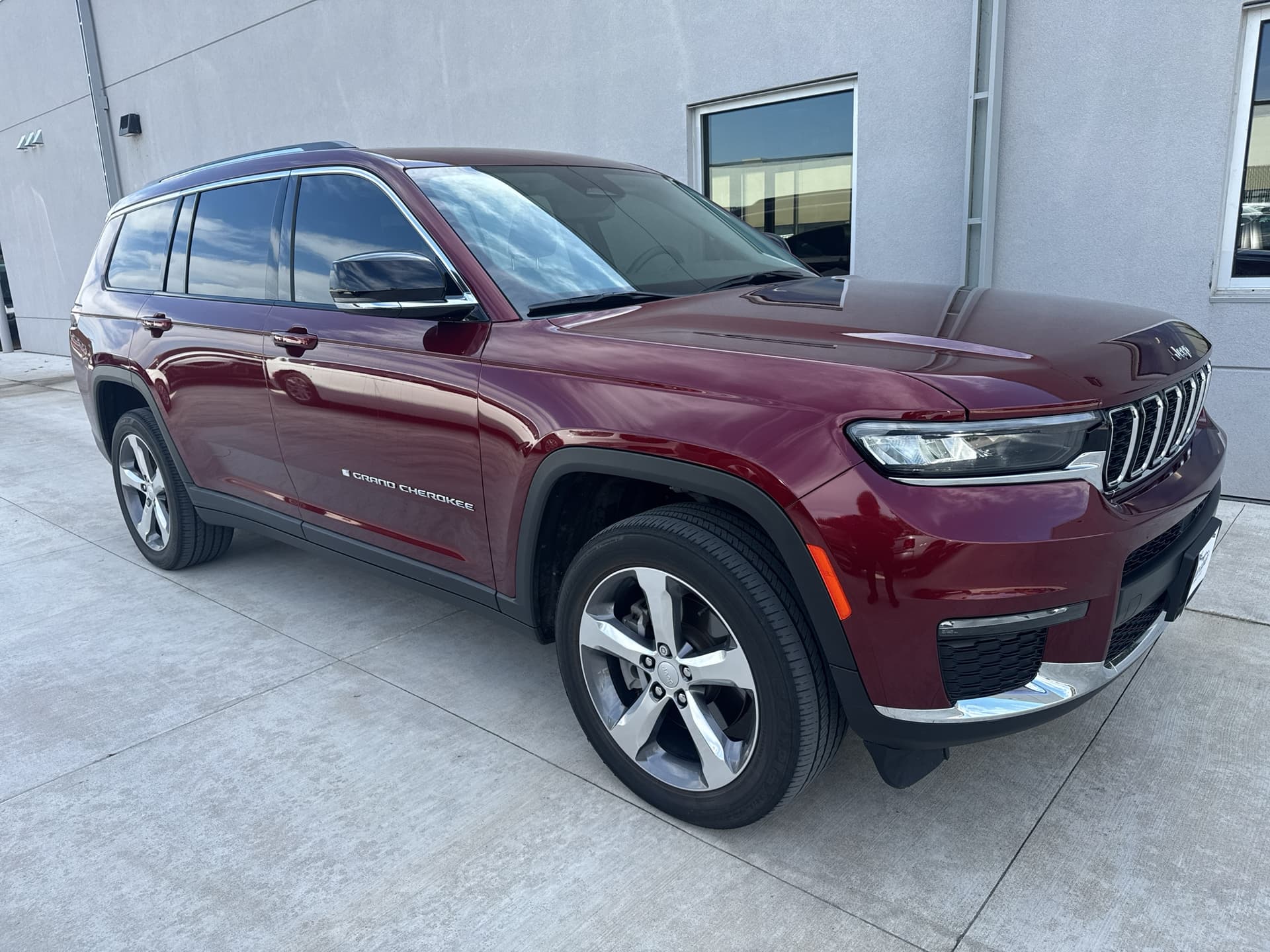 2021 Jeep Grand Cherokee L Limited — photo 1 of 10