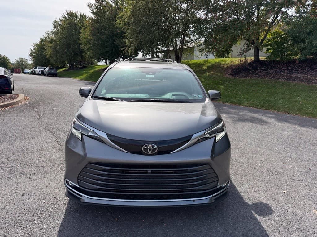 2026 Toyota Sienna Platinum — photo 1 of 8