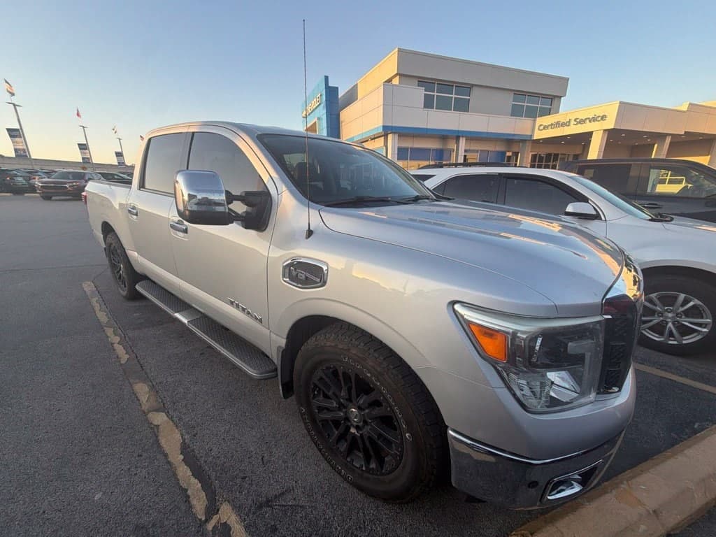 2017 Nissan Titan SL — photo 1 of 18