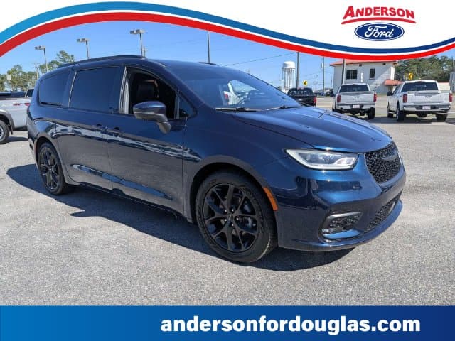 2023 Chrysler Pacifica Touring L — photo 1 of 14
