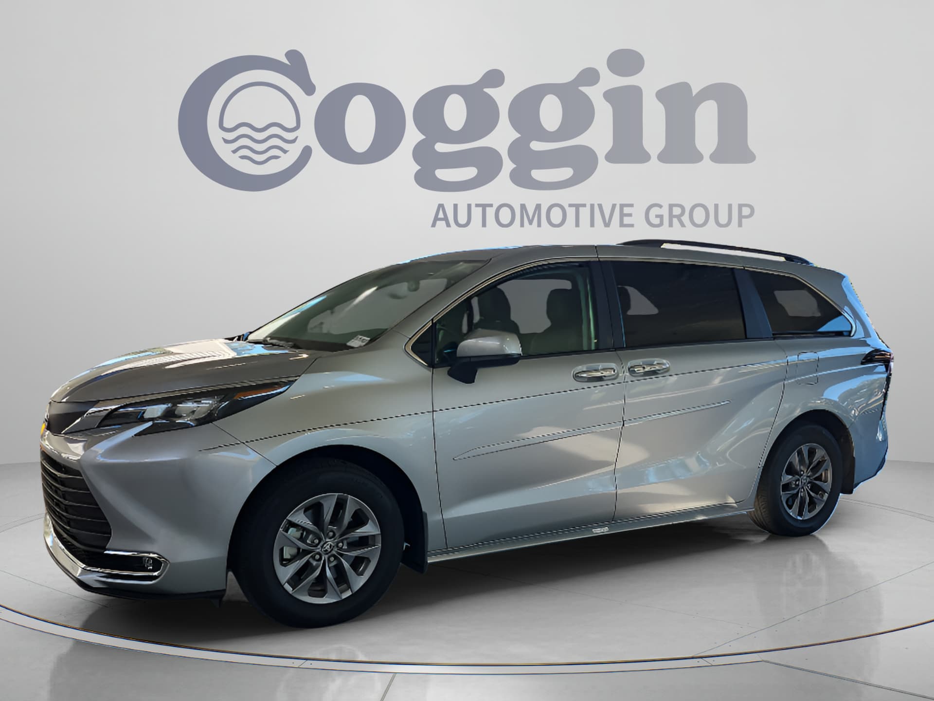2024 Toyota Sienna XLE — photo 1 of 32