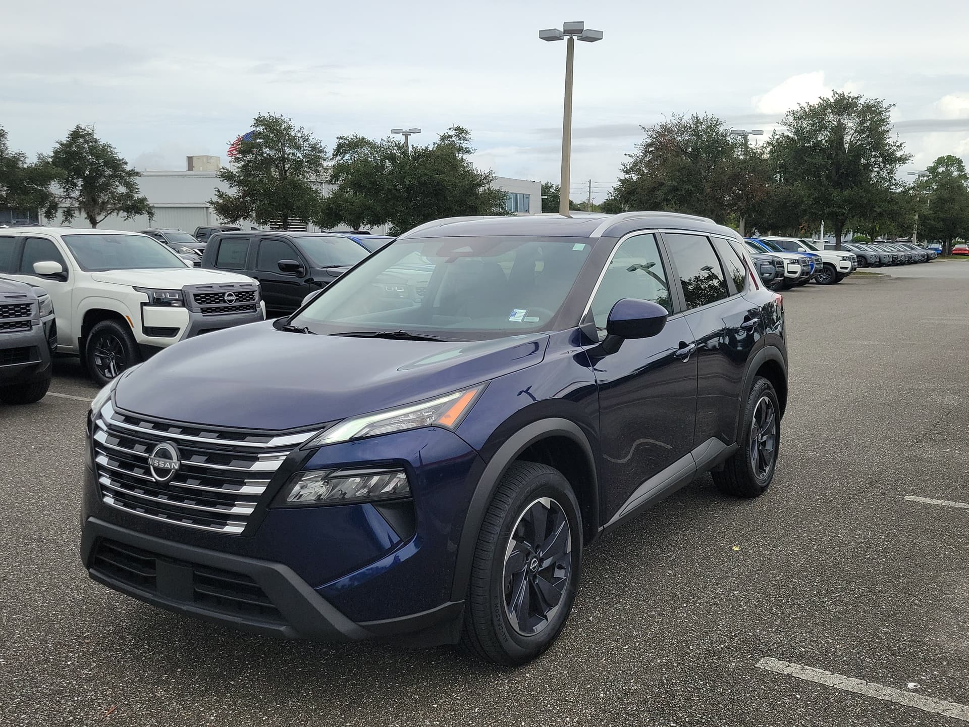 2025 Nissan Rogue SV — photo 1 of 32
