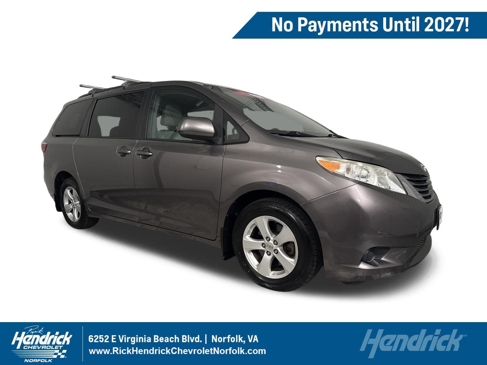 2017 Toyota Sienna LE — photo 1 of 38