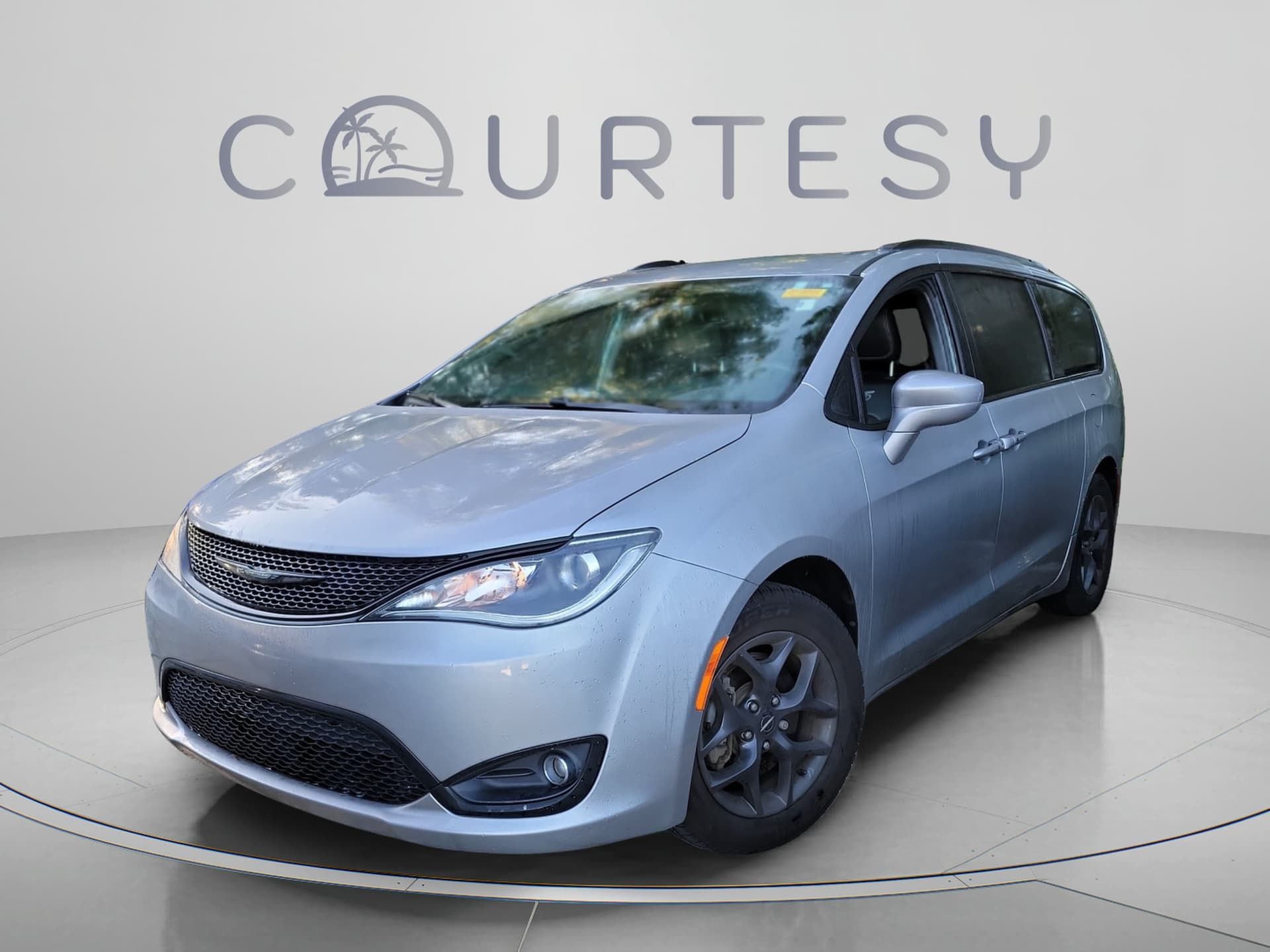 2019 Chrysler Pacifica Touring L — photo 1 of 31