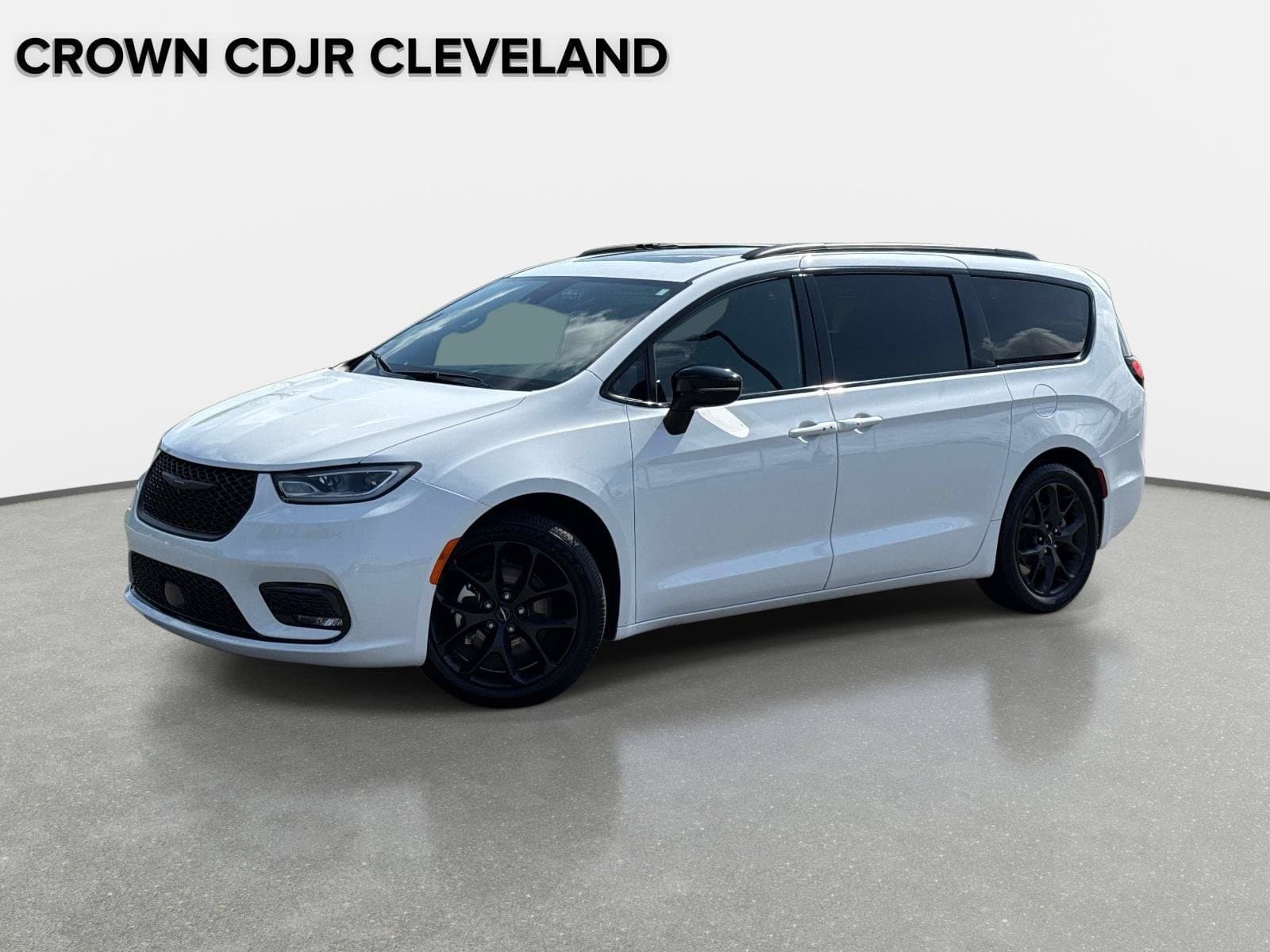 2025 Chrysler Pacifica Limited — photo 1 of 33