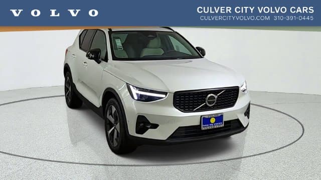 2026 Volvo XC40 Base — photo 1 of 43