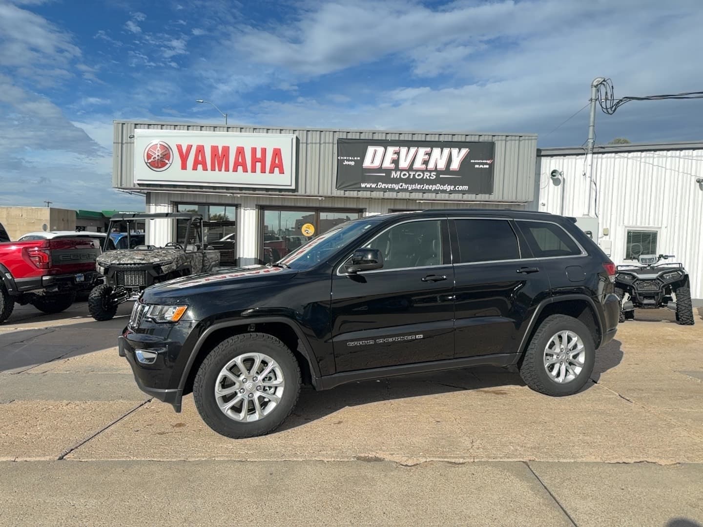 2022 Jeep Grand Cherokee Laredo — photo 1 of 25