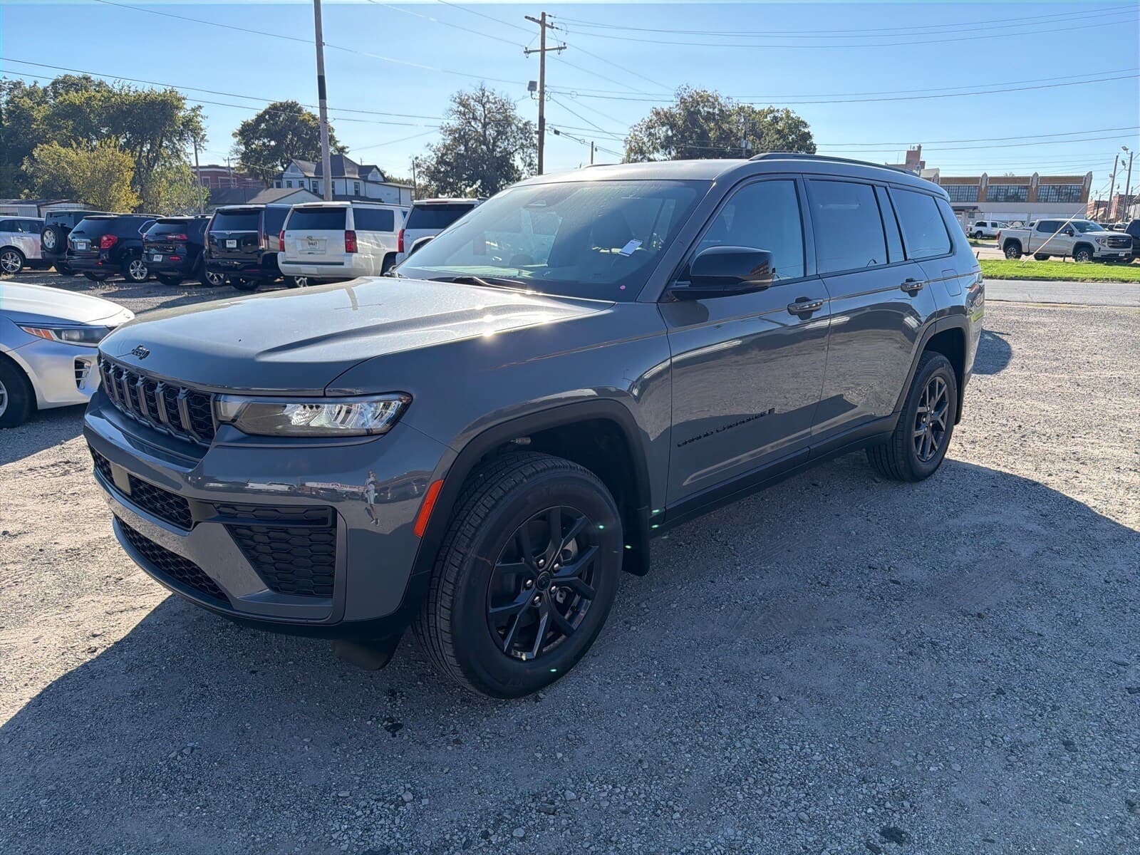 2027 Jeep Grand Cherokee Laredo Altitude — photo 1 of 21
