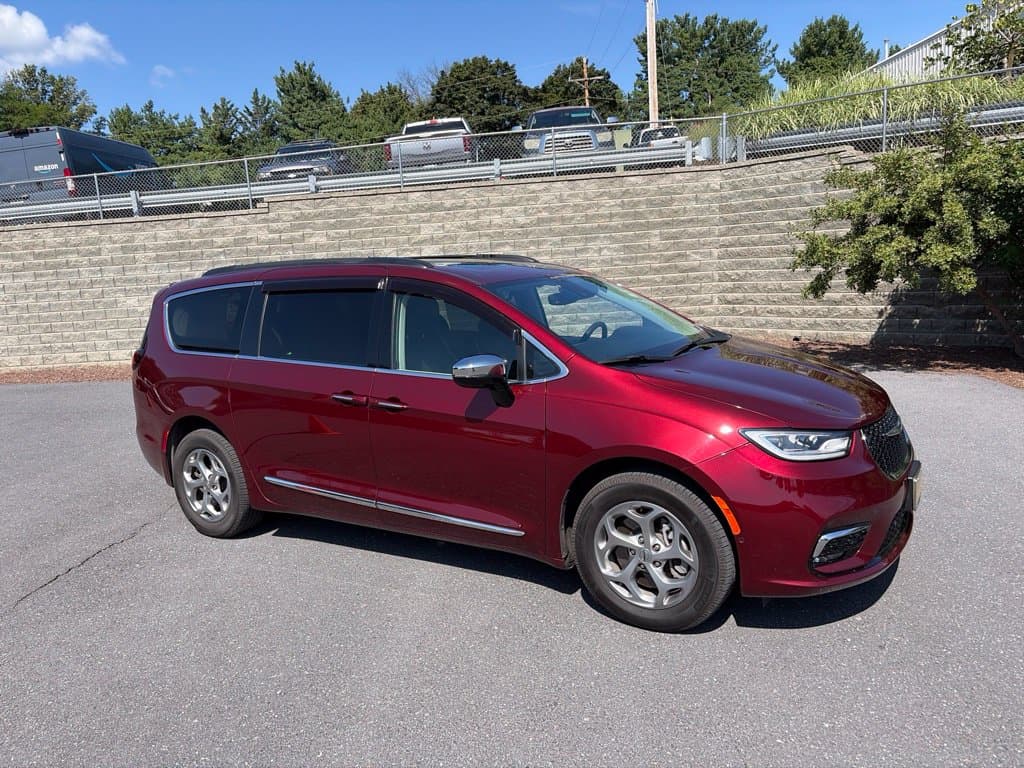 2023 Chrysler Pacifica Limited — photo 1 of 18