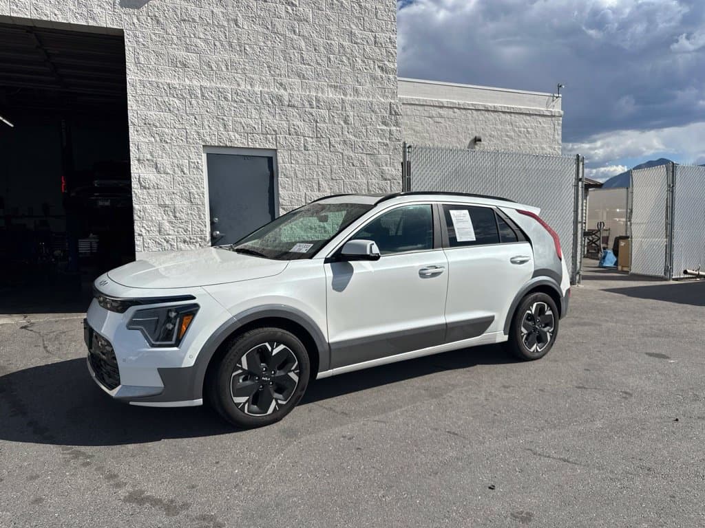 2024 Kia Niro EV Wave — photo 1 of 18