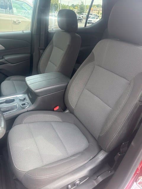 2023 Chevrolet Traverse Base — photo 1 of 38