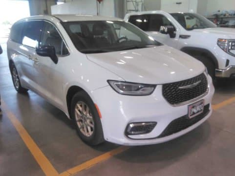 2024 Chrysler Pacifica Touring L — photo 1 of 2