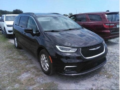 2022 Chrysler Pacifica Touring L — photo 1 of 2