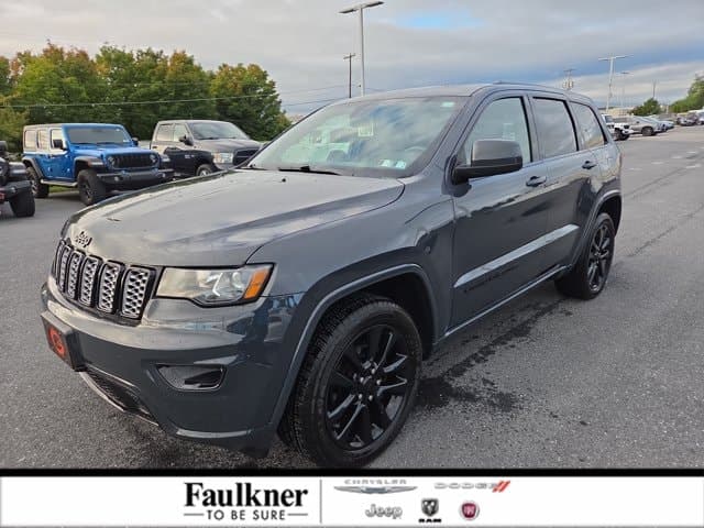 2018 Jeep Grand Cherokee Altitude — photo 1 of 30