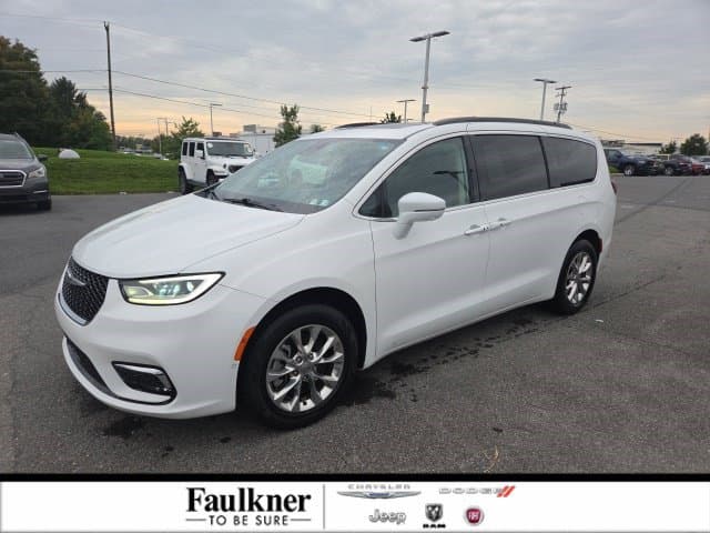 2022 Chrysler Pacifica Touring L — photo 1 of 31