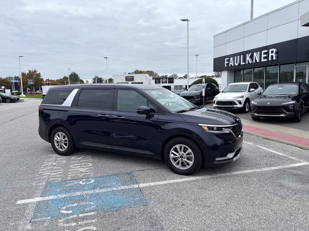 2024 Kia Carnival LX — photo 1 of 13