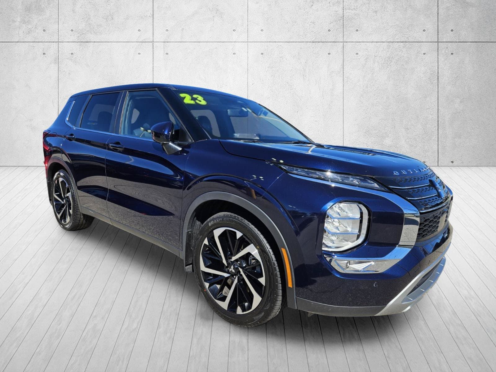 2023 Mitsubishi Outlander SE — photo 1 of 10