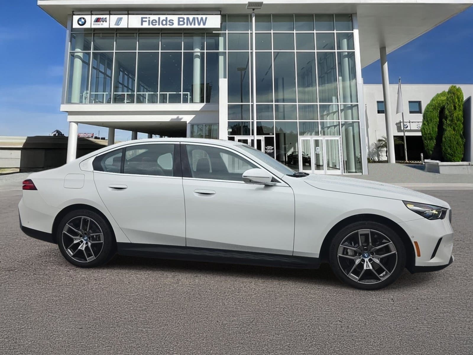 2024 BMW i5 eDrive40 — photo 1 of 25