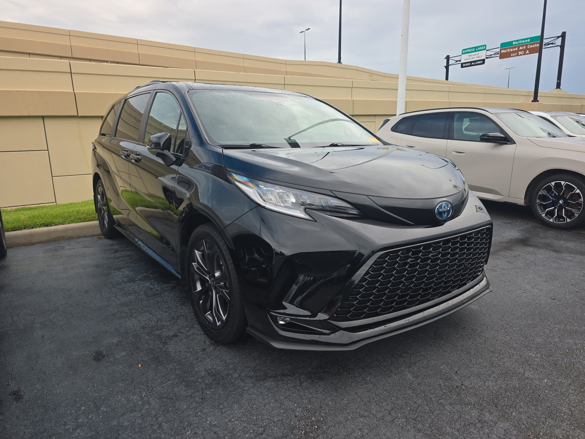 2025 Toyota Sienna XSE — photo 1 of 4