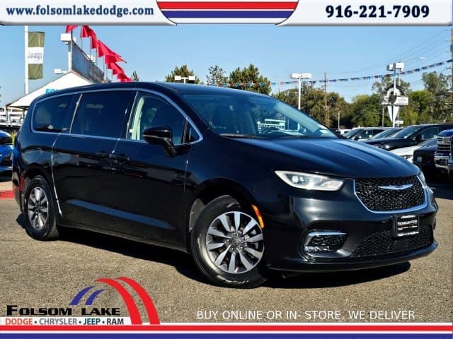 2022 Chrysler Pacifica Hybrid Touring L — photo 1 of 31