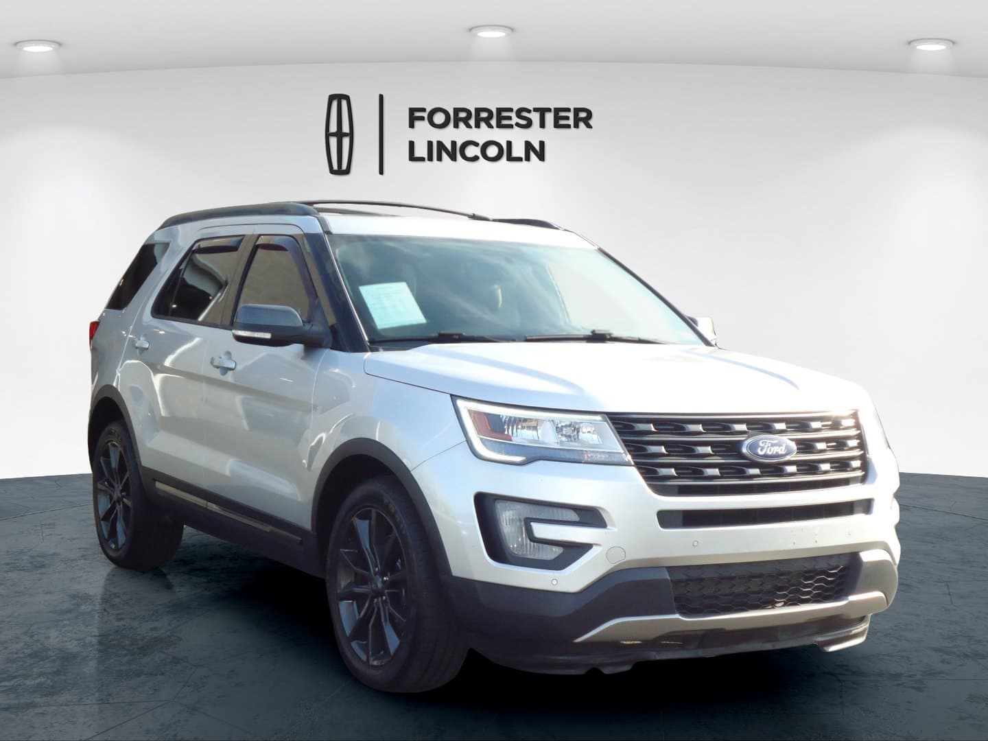 2017 Ford Explorer XLT — photo 1 of 31
