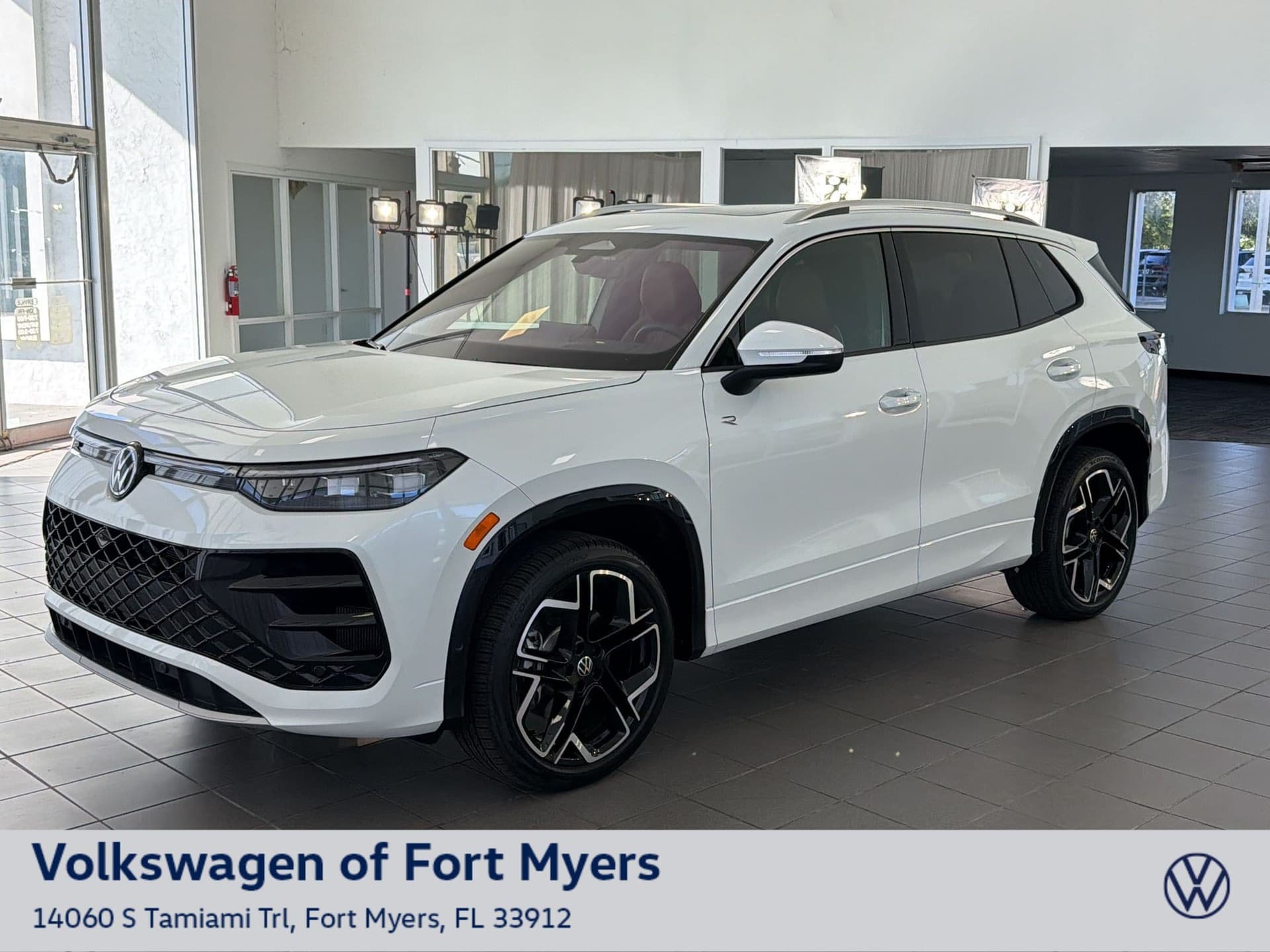 2026 Volkswagen Tiguan SEL R-Line Turbo — photo 1 of 40