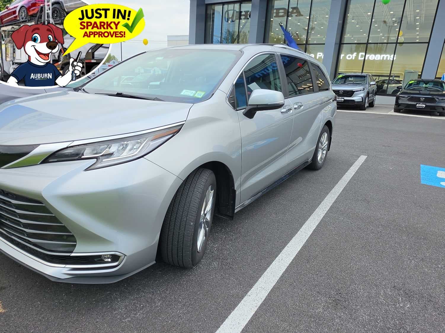 2023 Toyota Sienna Limited — photo 1 of 15