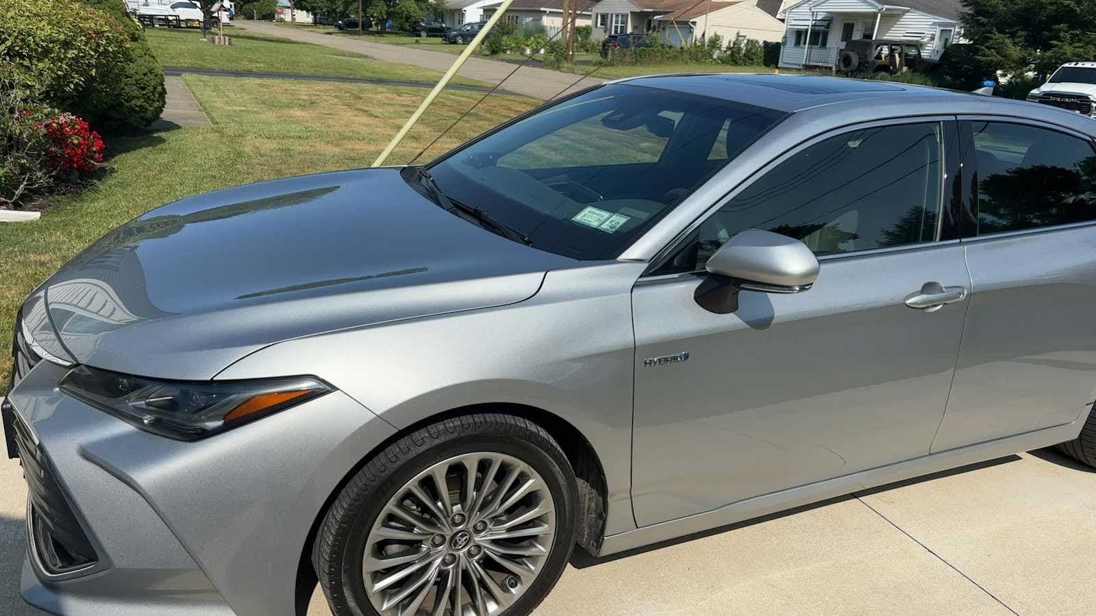 2019 Toyota Avalon Hybrid Limited — photo 1 of 2