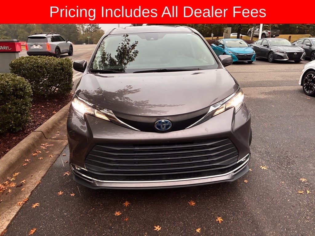 2023 Toyota Sienna XLE — photo 1 of 4