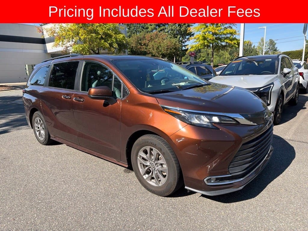 2023 Toyota Sienna XLE — photo 1 of 11