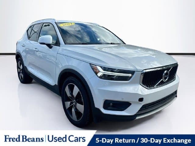 2021 Volvo XC40 Momentum — photo 1 of 30