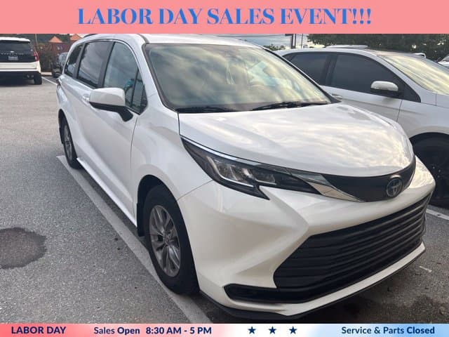 2022 Toyota Sienna LE — photo 1 of 12