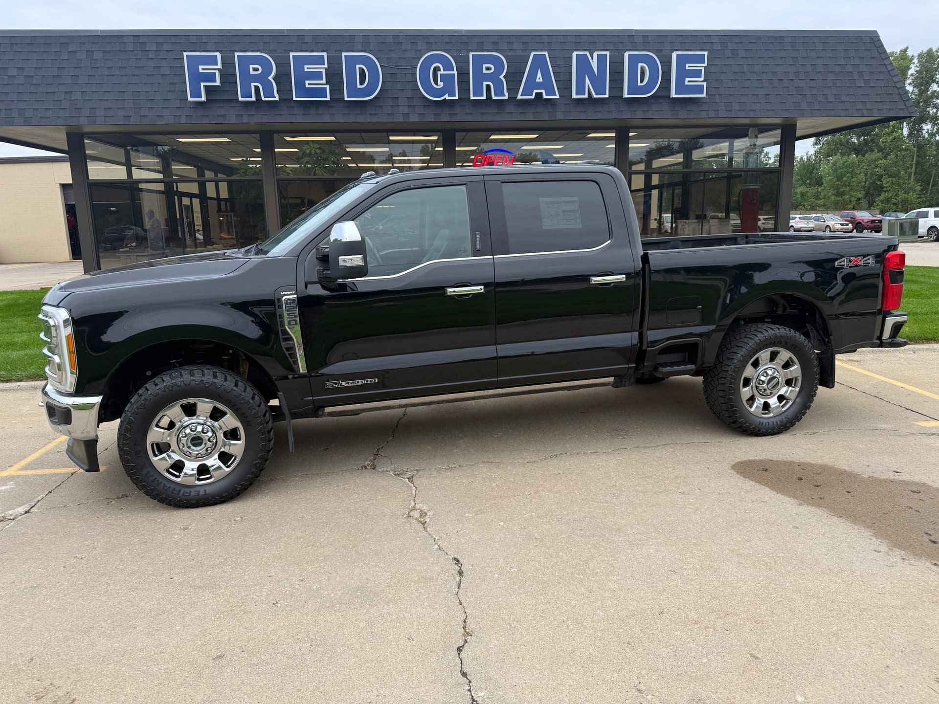 2023 Ford Super Duty F-250 SRW LARIAT — photo 1 of 40