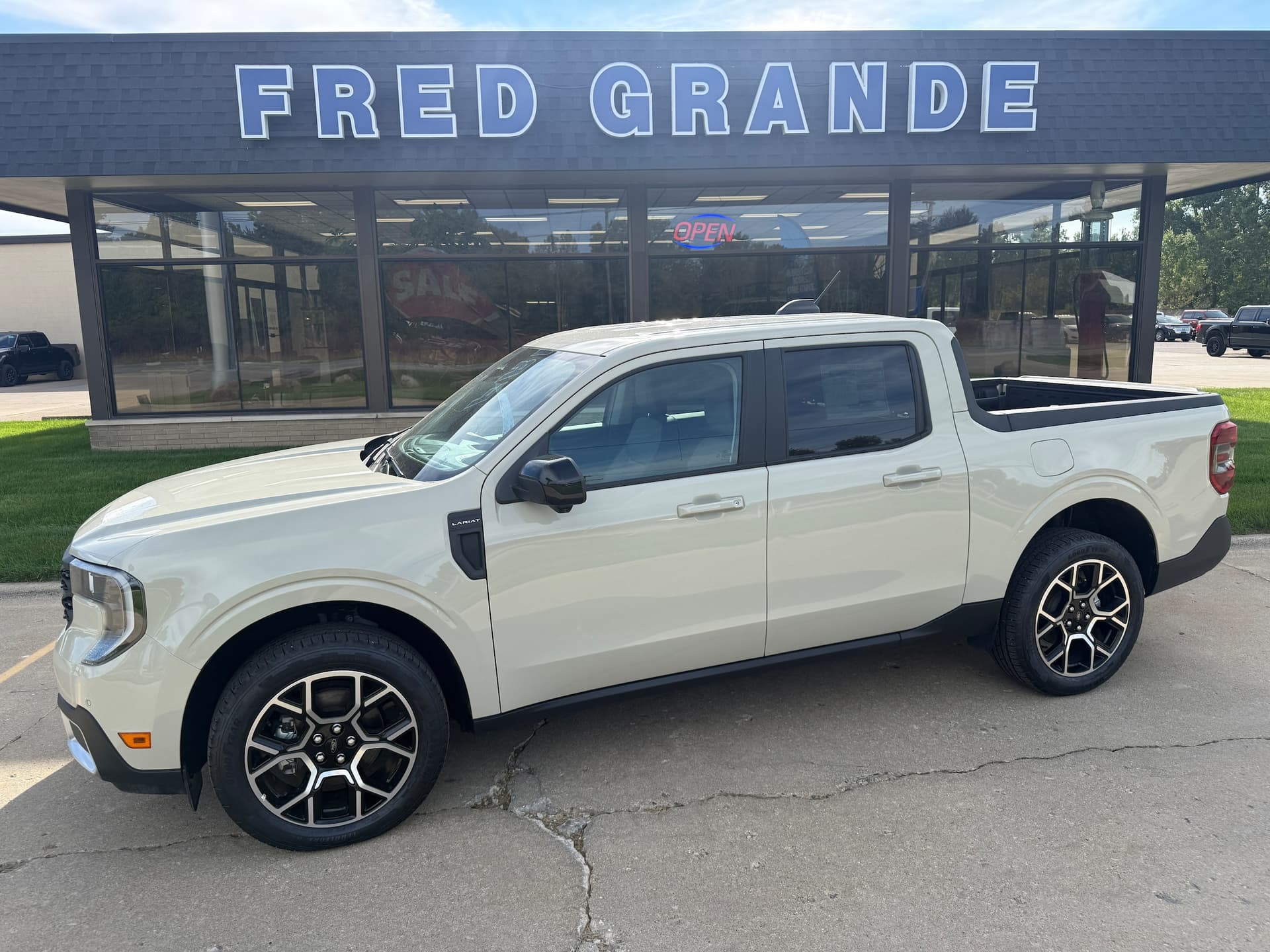 2025 Ford Maverick LARIAT — photo 1 of 30