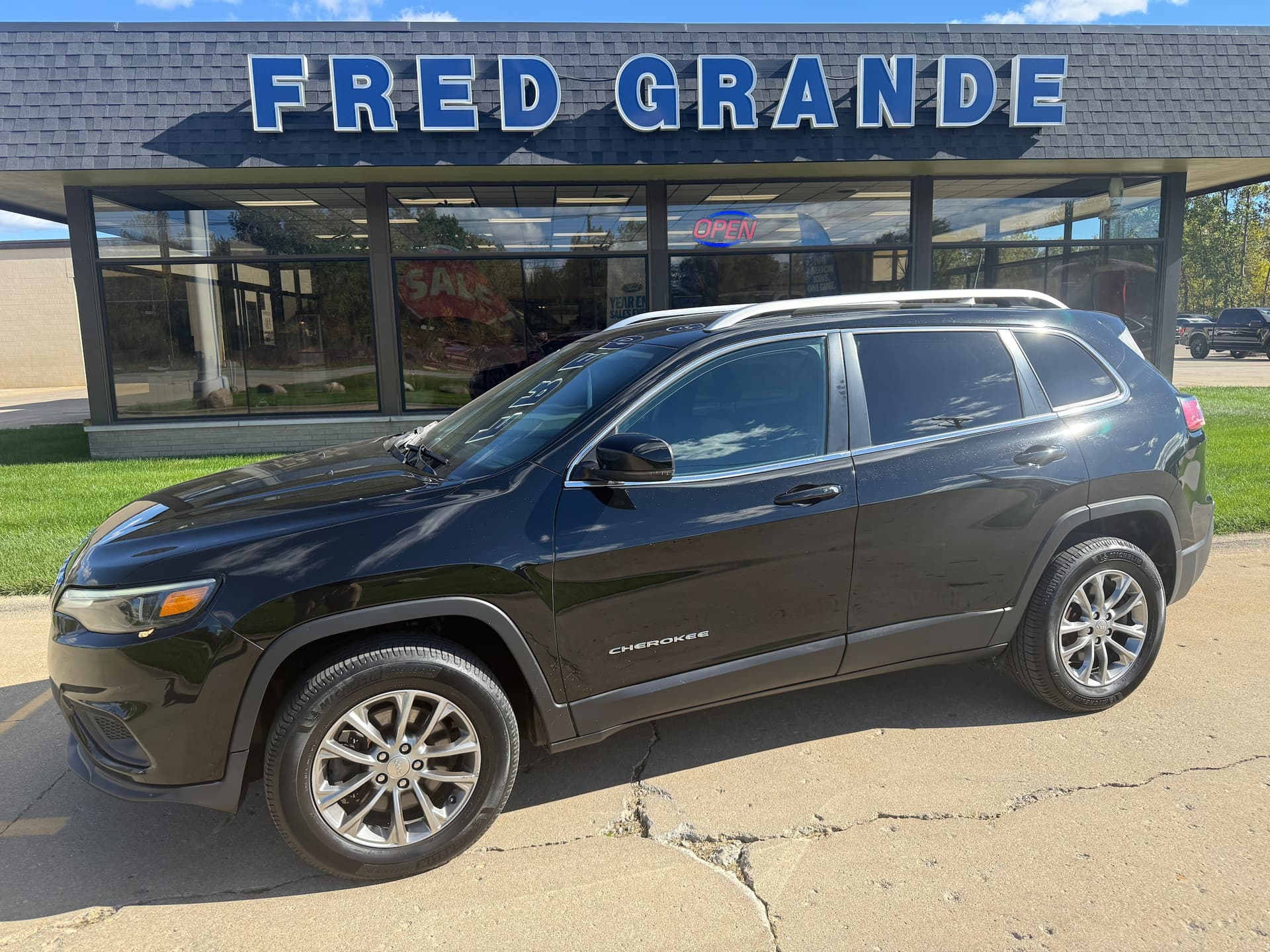 2019 Jeep Cherokee Latitude Plus — photo 1 of 31