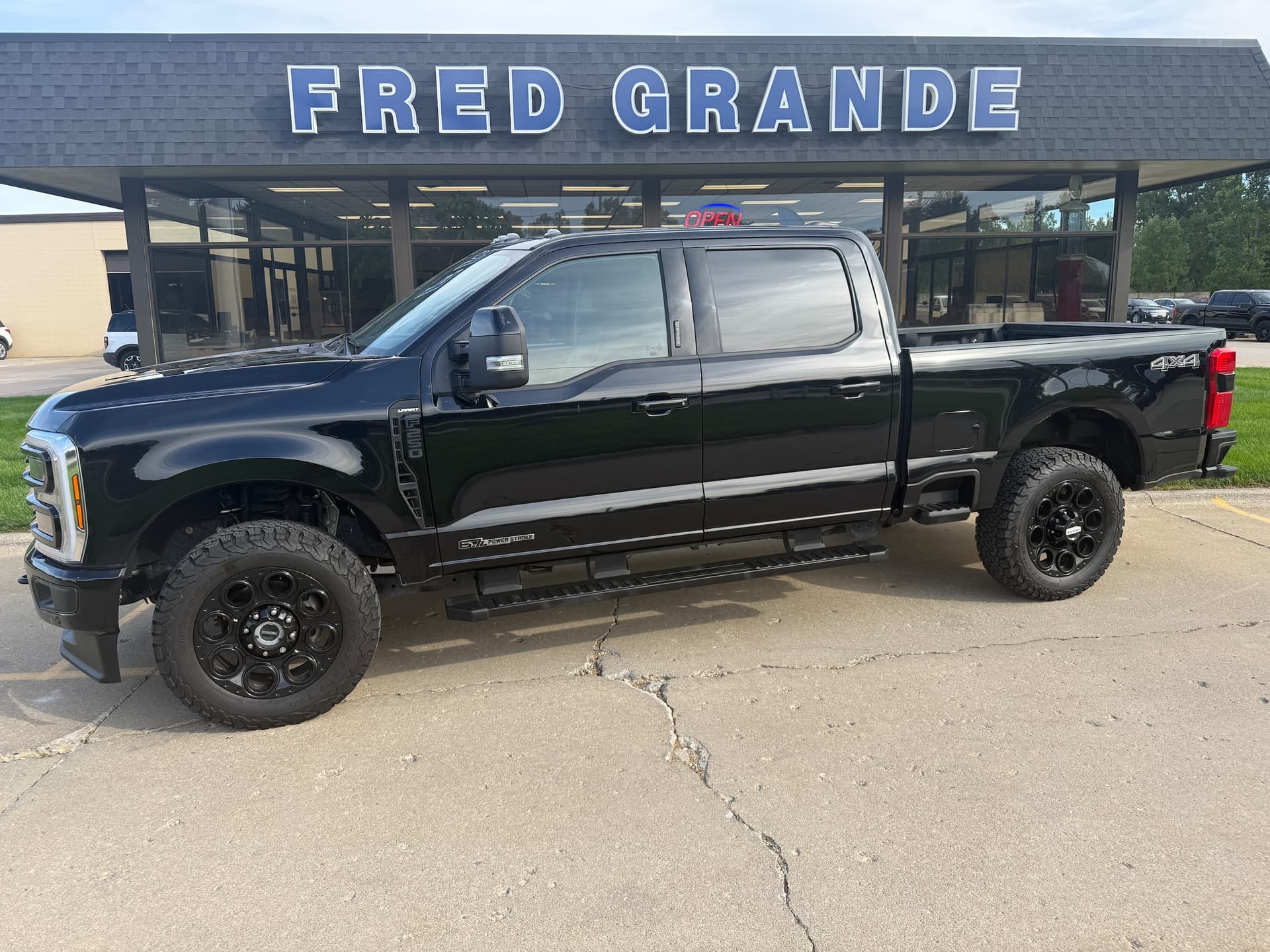 2024 Ford Super Duty F-250 SRW LARIAT — photo 1 of 44