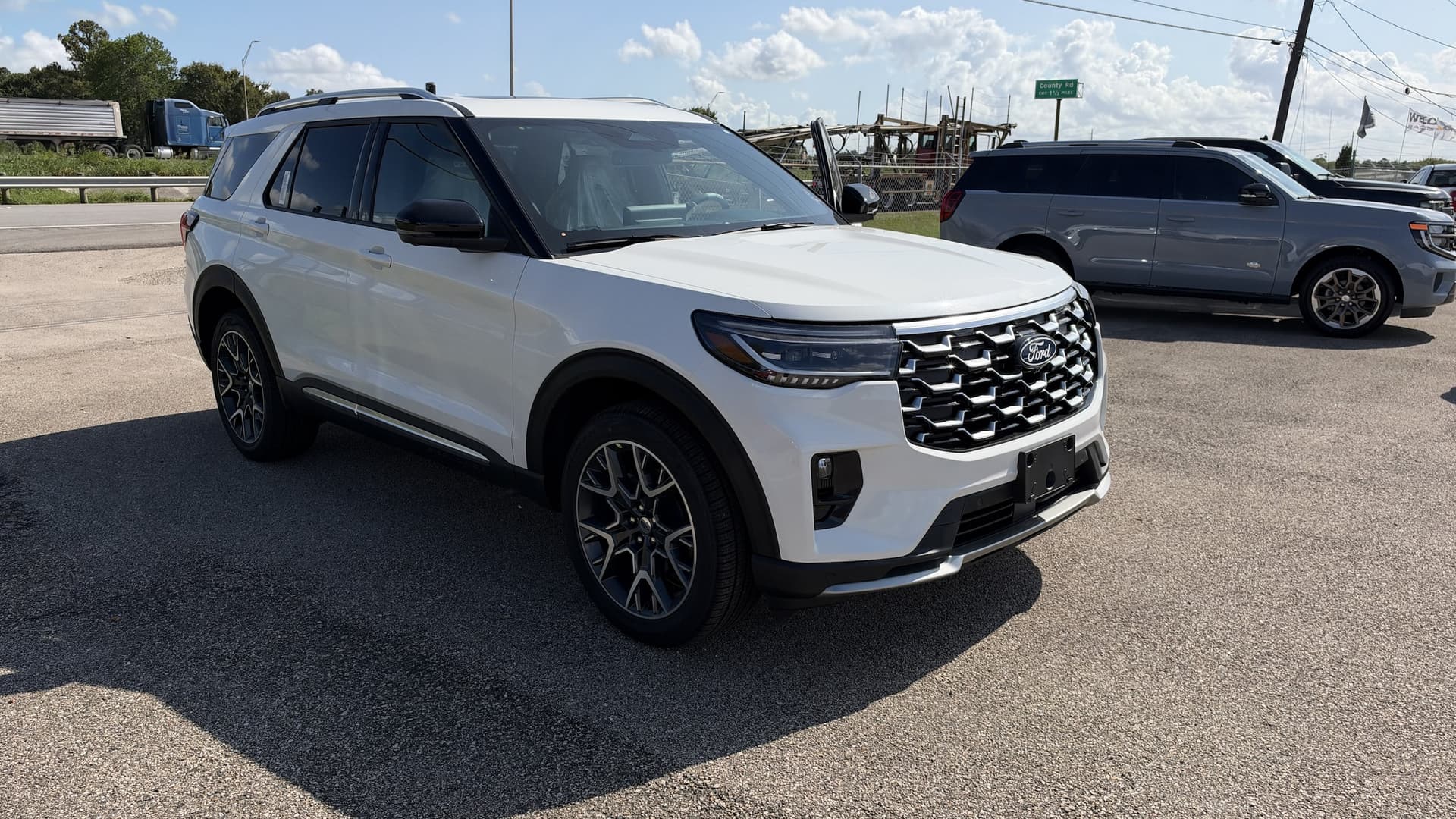 2027 Ford Explorer Platinum — photo 1 of 20