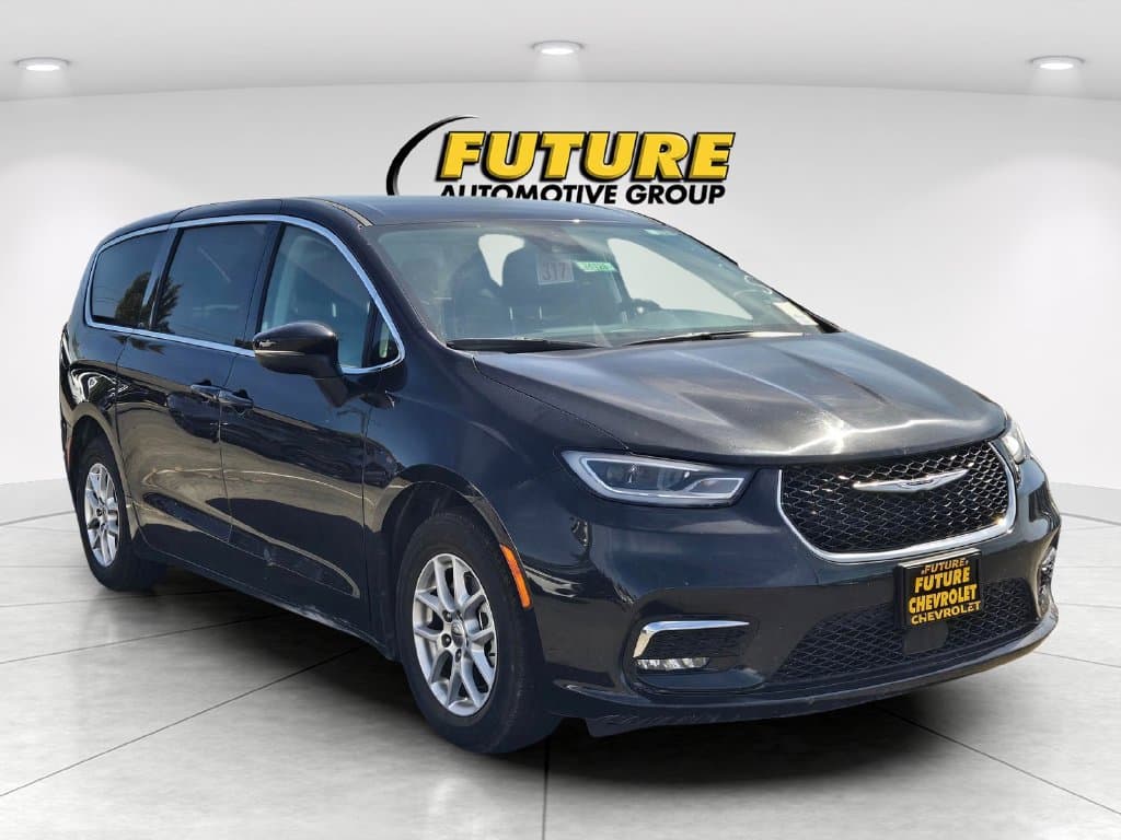 2023 Chrysler Pacifica Touring L — photo 1 of 3